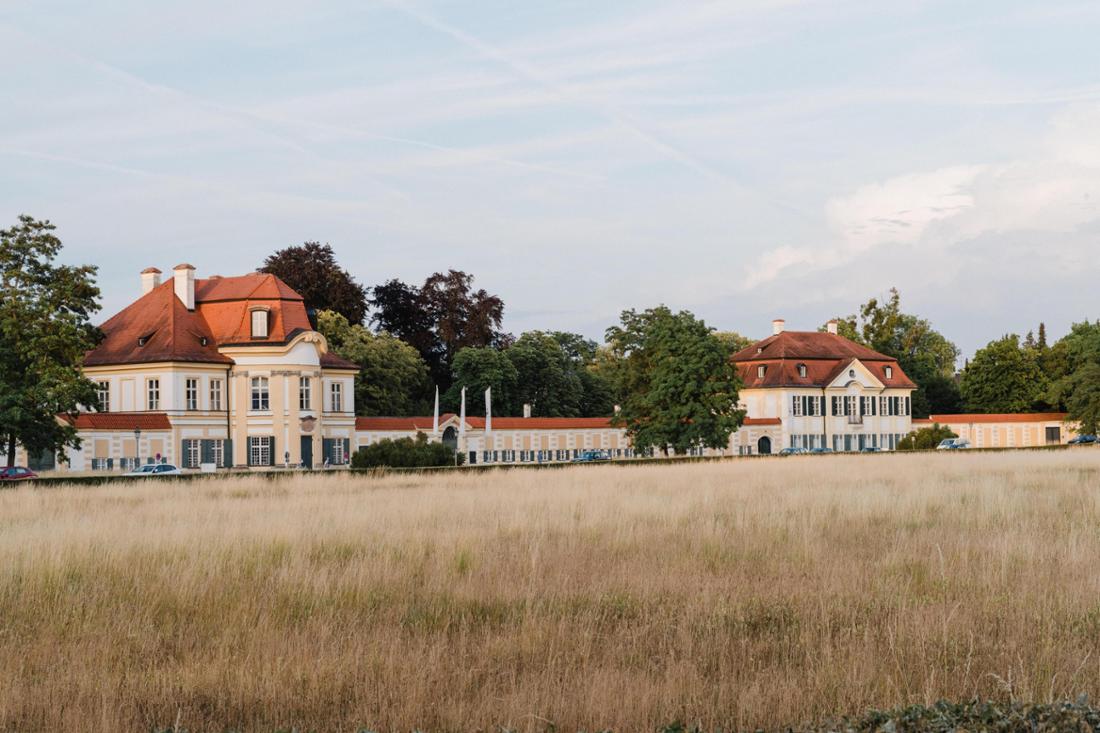Manufaktur links und Direktorenhaus rechts, Kempinski Hotel Vier Jahreszeiten und Nymphenburg Porzellan Manufaktur stellen Gästeresidenz vor, Vorstellung Kempisnki Royal Residence Nymphenburg, Schloss Nymphenburg, München, 23. Juni 2025, Foto: Jens Hartmann 