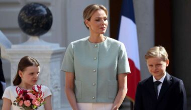 Charlène von Monaco tauscht süße Blicke mit ihren Kindern beim Johannisfeuer