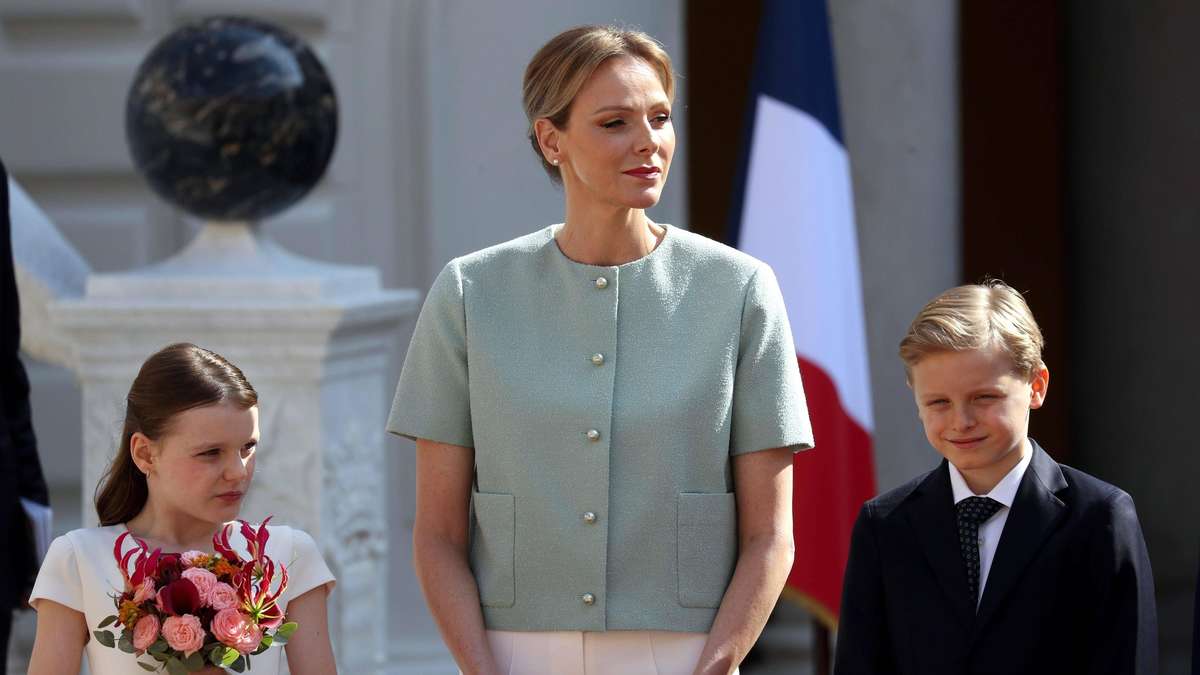 Charlène von Monaco tauscht süße Blicke mit ihren Kindern beim Johannisfeuer