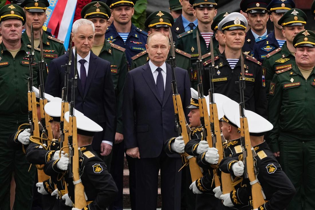 Der russische Präsident Wladimir Putin (M) und der russische Verteidigungsministers Andrej Beloussow (Mitte, l) bei einer Kranzniederlegung anlässlich des 84. Jahrestages des deutschen Überfalls auf die Sowjetunion im Zweiten Weltkrieg.