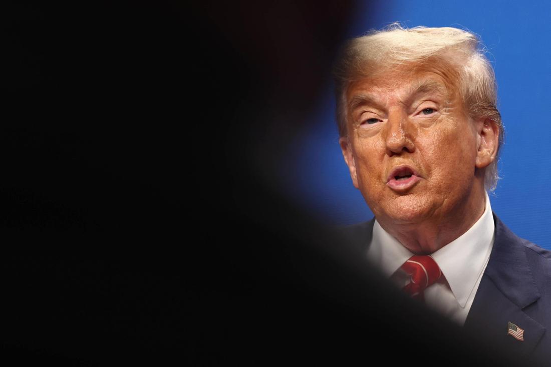 Donald Trump auf dem Nato Gipfel, Pressekonferenz, schwarzer Schatten im Vordergrund