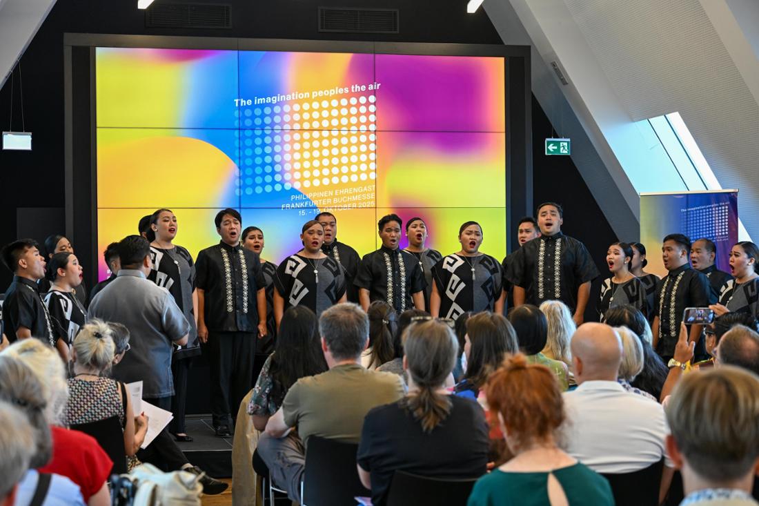 Der Ehrengast der Buchmesse 2025, die Philippinen, stellen ihr Pavillon-Design, Literatur- und Kulturprogramm vor. Motto „Fantasie beseelt die Luft“ .  Philippine Madrigal Singers eroeffnen die Pk.