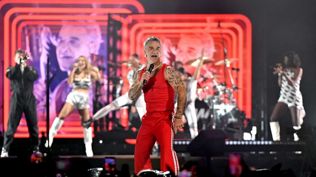 [Foto: © Andreas Rother]   --> Gelsenkirchen: Robbie Williams - Britpop in der Veltins Arena Gelsenkirchen Schalke ACHTUNG! Dieses Bild darf nur in Zusammenhang mit der Berichterstattung über das Konzert von Robbie Williams am 25.6.2025 in Gelsenkirchen und nur einmalig verwendet werden.