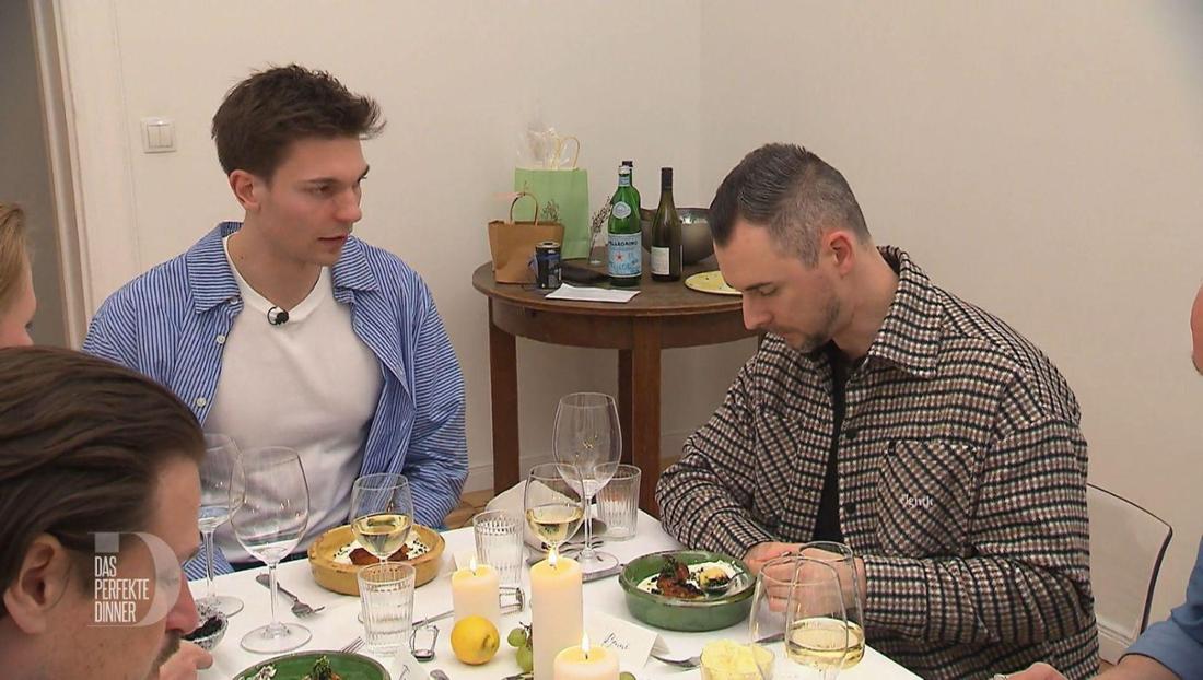 Das perfekte Dinner - Tag 5 in Berlin - Food-Blogger Benni (rechts) probiert Freddys Vorspeise, und der Gastgeber ist gespannt auf sein Urteil.