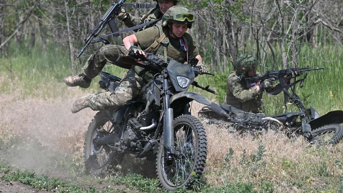 Eine russische Einheit übt den Angriff mit Geländemotorrädern – hinter dem Fahrer hockt als Schütze ein Infanterist.