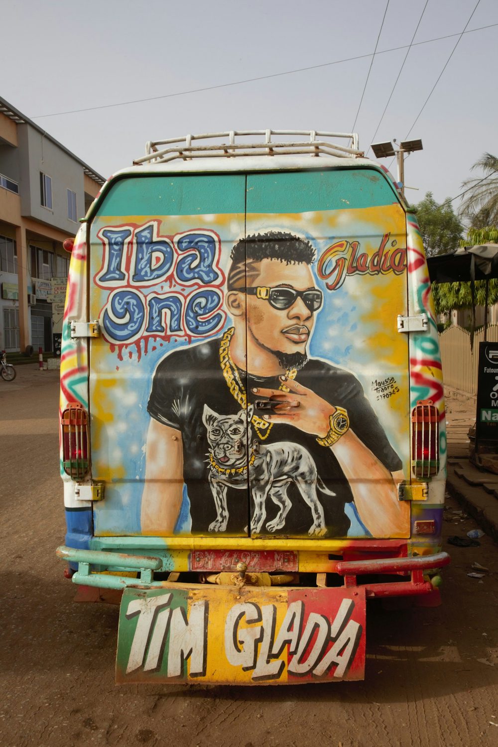 Iba One ist einer der populärsten Rapper Malis. Natürlich ziert sein Konterfei auch einen der Kleinbusse auf Bamakos Straßen.