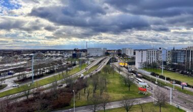 Auf die Grünanlage in der Mitte des Riebeckplatzes soll das Zukunftszentrum kommen.