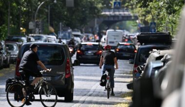 Fahrradfahrerin fährt bei Rot und wird von Bus erfasst