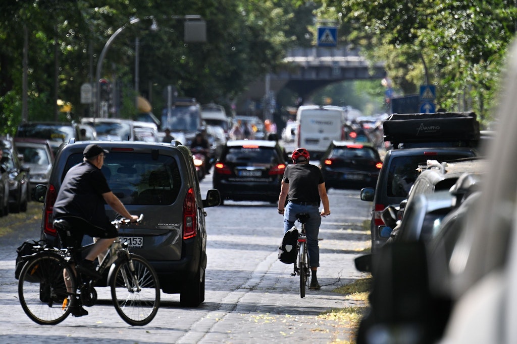 Fahrradfahrerin fährt bei Rot und wird von Bus erfasst