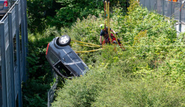 Dramatischer Unfall in Hamburg: Rentnerin stürzt mit Auto fünf Meter tief | Regional