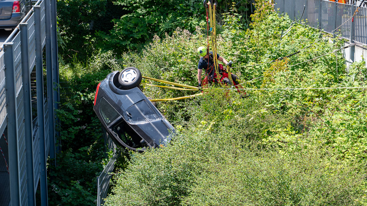 Dramatischer Unfall in Hamburg: Rentnerin stürzt mit Auto fünf Meter tief | Regional