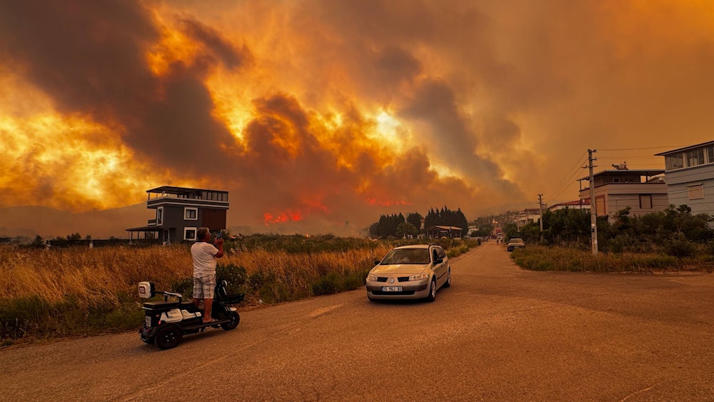 Rauch der Waldbrände unweit der Gemeinde Seferihisar verdunkelt den Himmel in der Provinz Ismir.