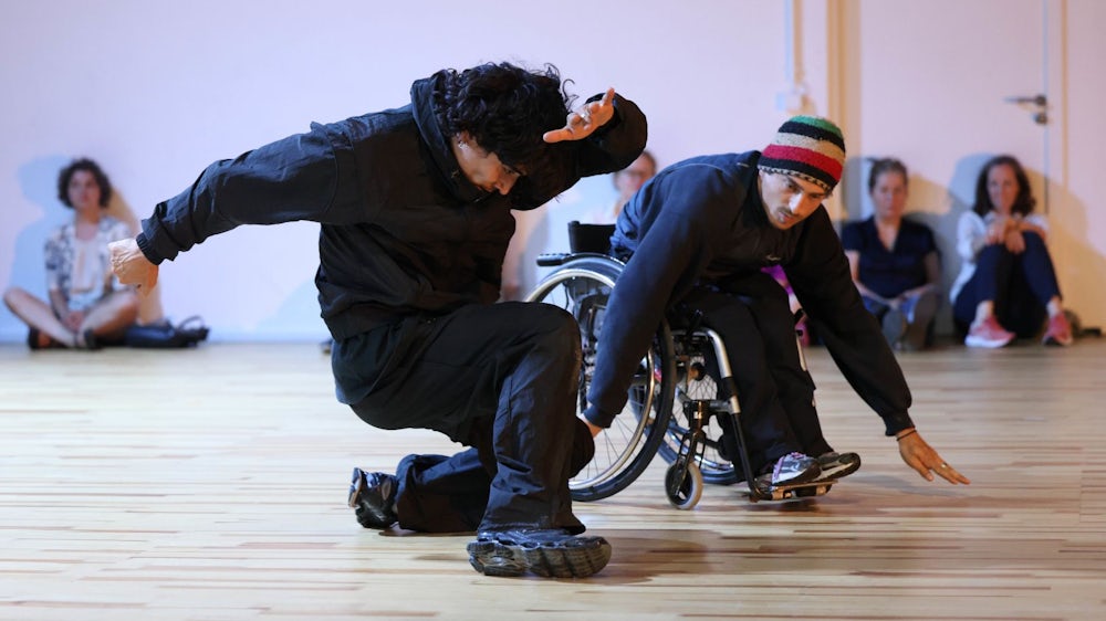 In seiner neuesten Arbeit „Cardboard Sessions“ wird der Münchner Choreograf Moritz Ostruschnjak von vielen Akteuren aus der lokalen Urban-Dance-Szene unterstützt.