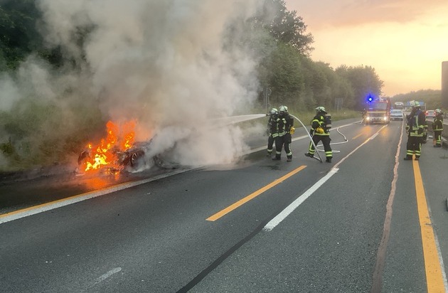 FW-DO: Brennender PKW auf der BAB A45 - Fehlende Rettungsgasse