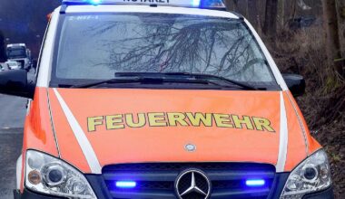 Kradfahrer schleudert gegen eine Hauswand