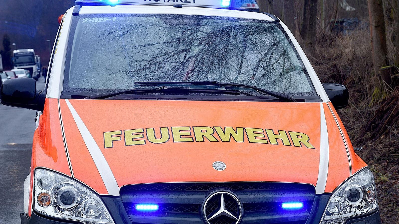 Kradfahrer schleudert gegen eine Hauswand