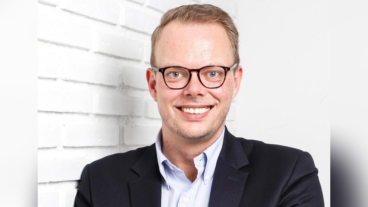 Duisburg Kontor-Sprecher Alexander Klomparend verkündete das vorzeitige Ende des Duisburger Matjesfestes. 