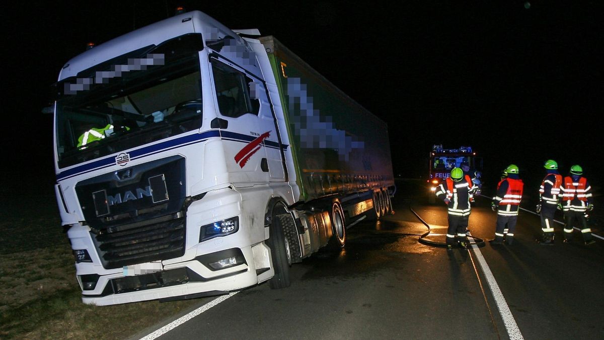 Ein Lkw droht umzukippen.