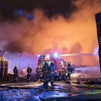 dpatopbilder - 02.06.2025, Berlin: Einsatzkräfte der Feuerwehr löschen einen Brand auf einem Firmengelände in Berlin-Marzahn. Mit über 100 Einsatzkräften kämpft die Feuerwehr gegen einen Großbrand auf einem Firmengelände in Berlin-Marzahn. Foto: Michael Ukas/dpa +++ dpa-Bildfunk +++