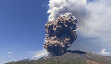Riesige Eruption am Ätna – plötzlich fliehen Touristen in Panik