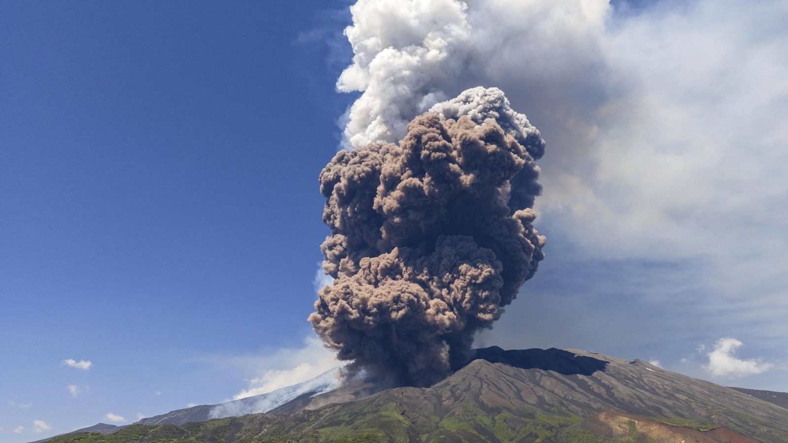 Riesige Eruption am Ätna – plötzlich fliehen Touristen in Panik