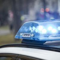 Ein Mann soll zwei Personen in Bielefeld verletzt haben.