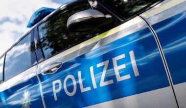 Mann greift Rettungskräfte an und zeigt Hitlergruß
