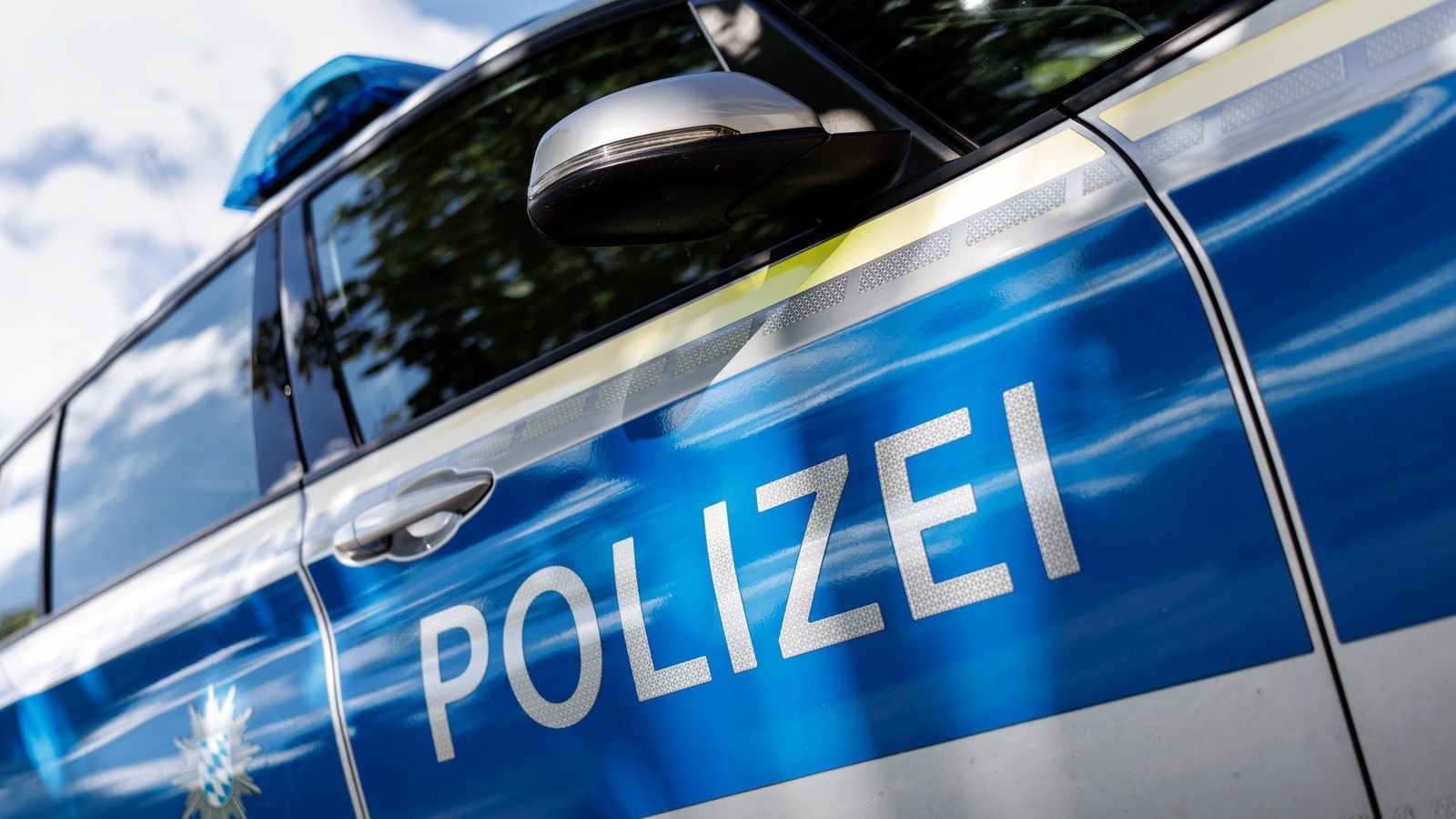 Mann greift Rettungskräfte an und zeigt Hitlergruß