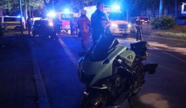 Motorradfahrer prallt gegen Bordstein und verletzt sich