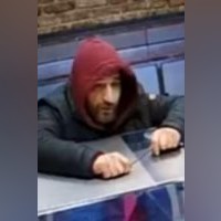 Die Polizei sucht diesen mutmaßlichen Räuber.