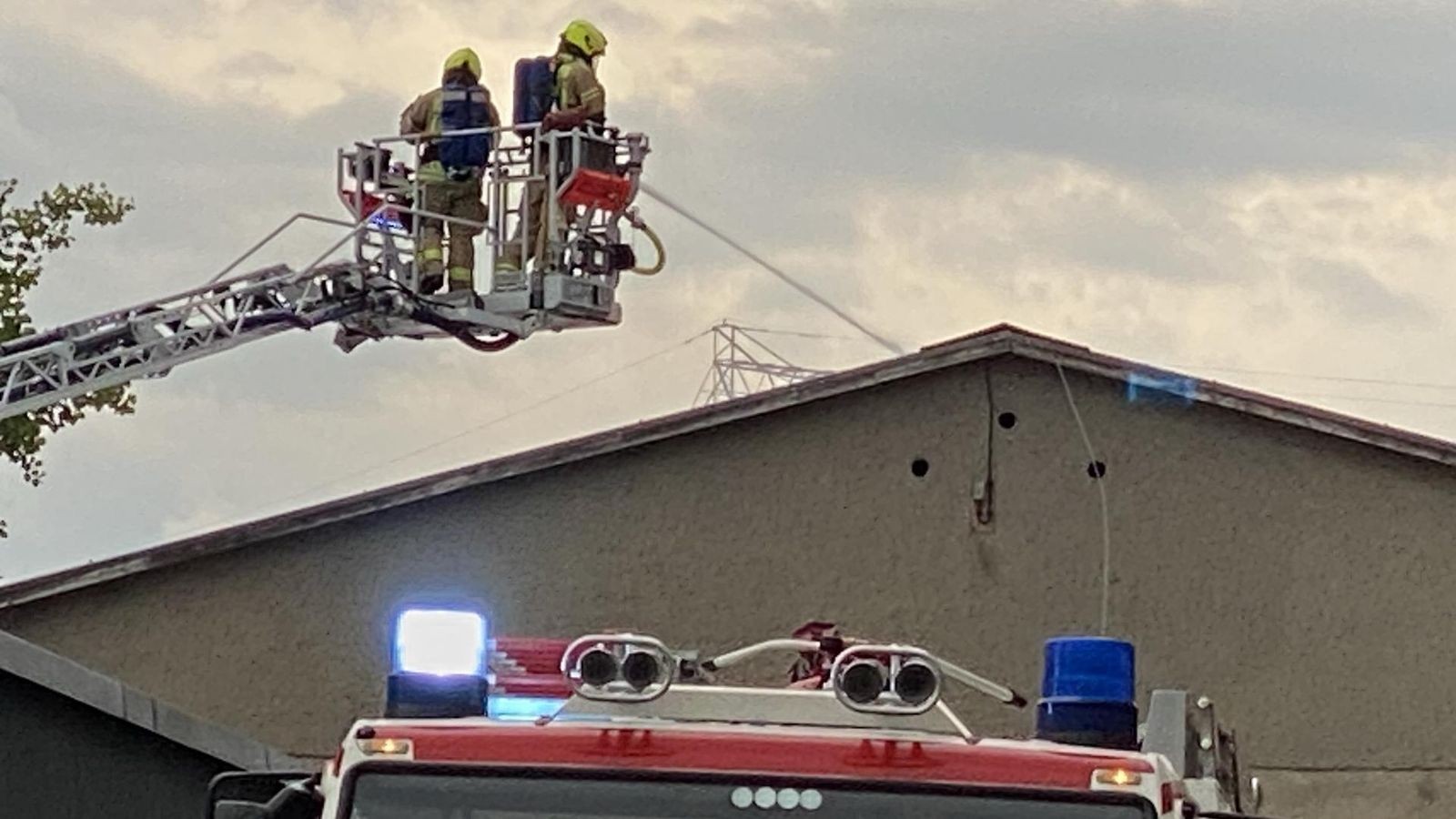 Lagerhalle am Pyramidenring brennt erneut