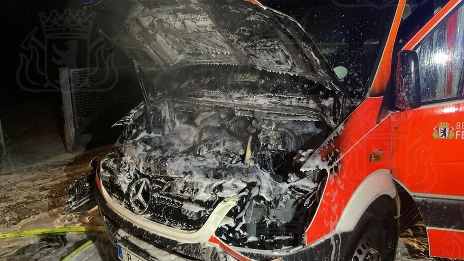 Rettungswagen fängt während Einsatz Feuer