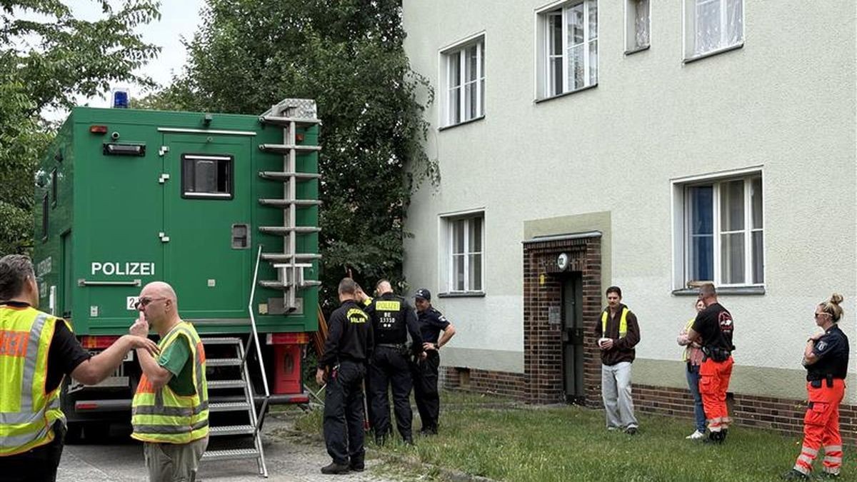 Polzisten stehen vor einem Haus.
