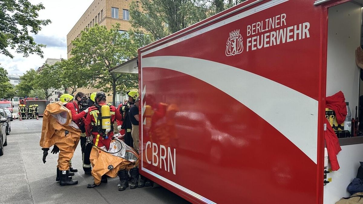 Einsatzkräfte ziehen sich Spezialkleidung an.