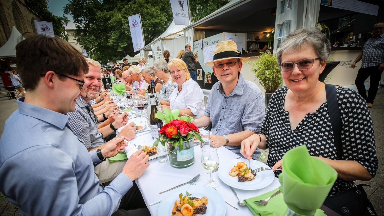 Lange Tafel auf Essens Einkaufsstraße: Menü für 300 Gäste