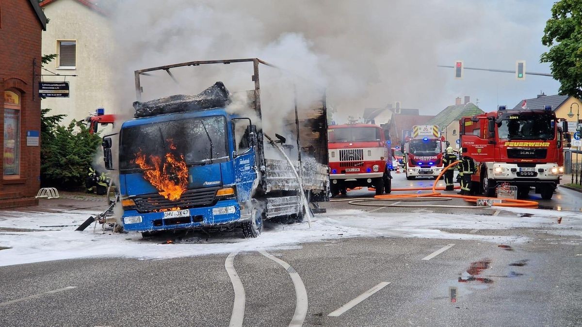 Lastwagen brennt ab