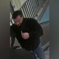 Die Polizei sucht diesen Mann.