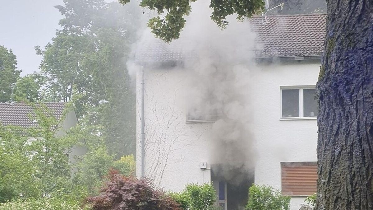 Rauch kommt aus einem Haus in Westend.