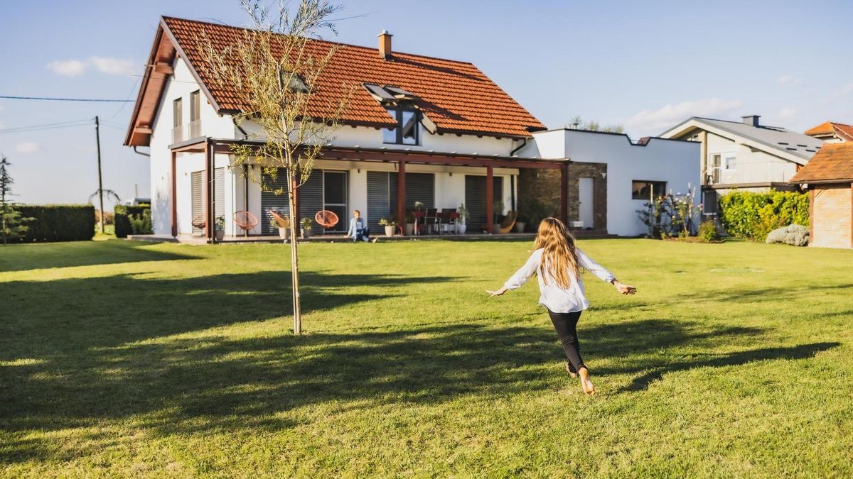 Können sich Deutsche 2025 ein Haus eher leisten als 2024? Eine Studie hat das untersucht. 