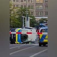 Am Alexanderplatz hat sich ein Polizeiauto überschlagen.