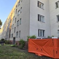 Aufgrund eines Wohnungsbrandes mussten Anwohner in ein Sprungpolster springen.
