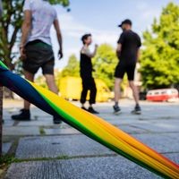Bewaffnete Vermummte greifen Kundgebung gegen Rechts an