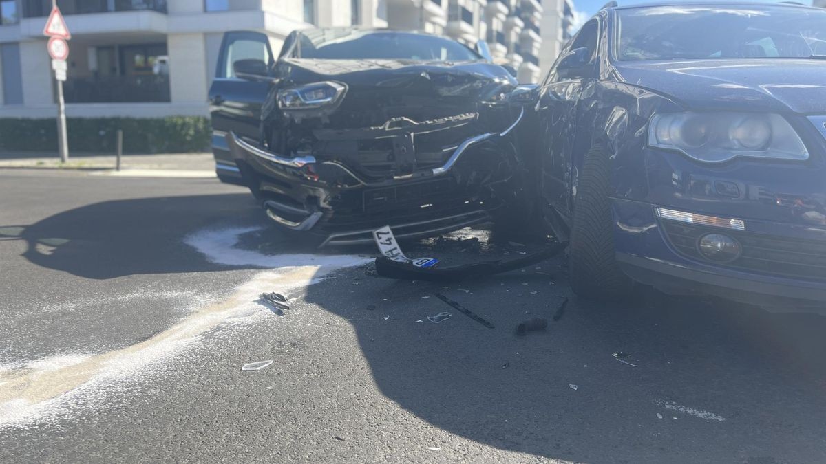 In Prenzlauer Berg kollidierten in einer Tempo 30-Zone zwei Autos.
