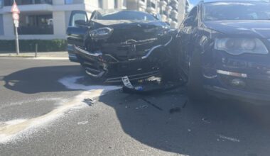Autos kollidieren in Tempo 30-Zone – Straße gesperrt