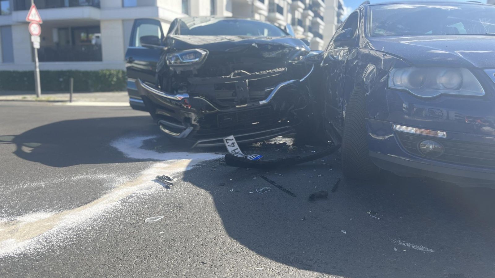Autos kollidieren in Tempo 30-Zone – Straße gesperrt