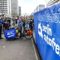 Demonstration und Start der Unterschriftensammlung für den Volksentscheid Berlin autofrei auf der Leipziger Straße am 24. April 2021 in Berlin. 