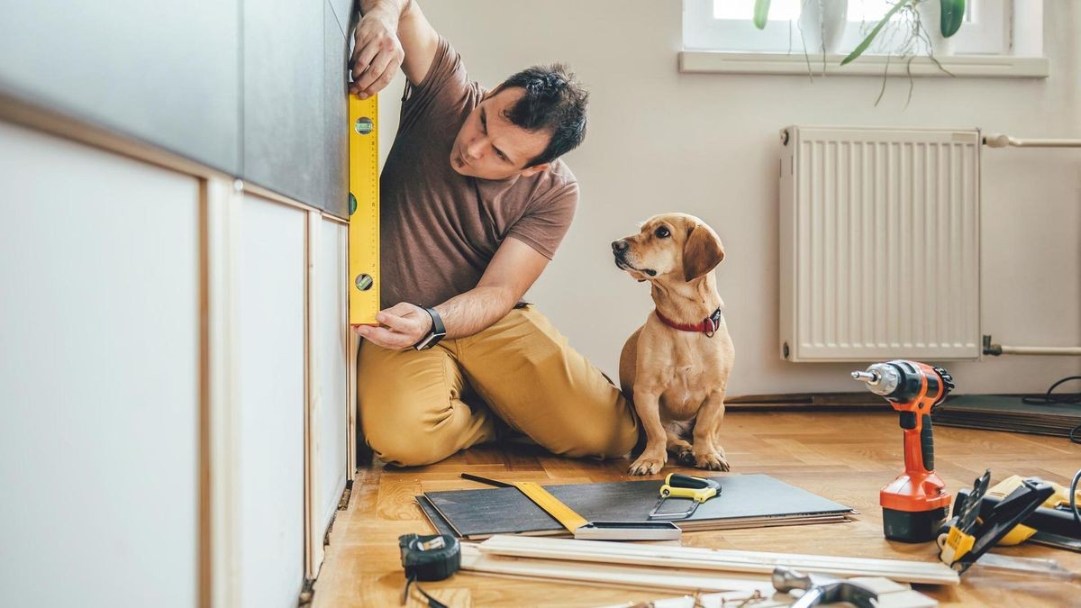 Ein Mann renoviert sein Haus 
