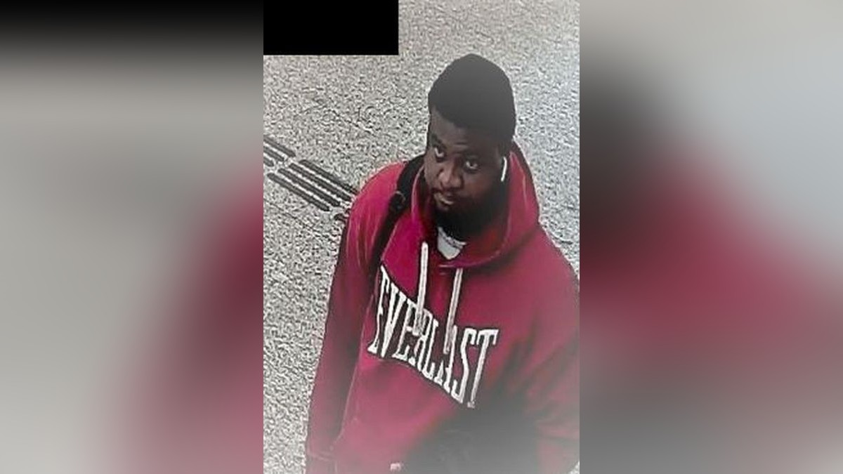 „Wer kann diesen Mann identifizieren oder sagen, wo er sich gerade aufhält?“, fragt die Gelsenkirchener Polizei. Dem Mann wird unter anderem ein Betrugsversuch zur Last gelegt.