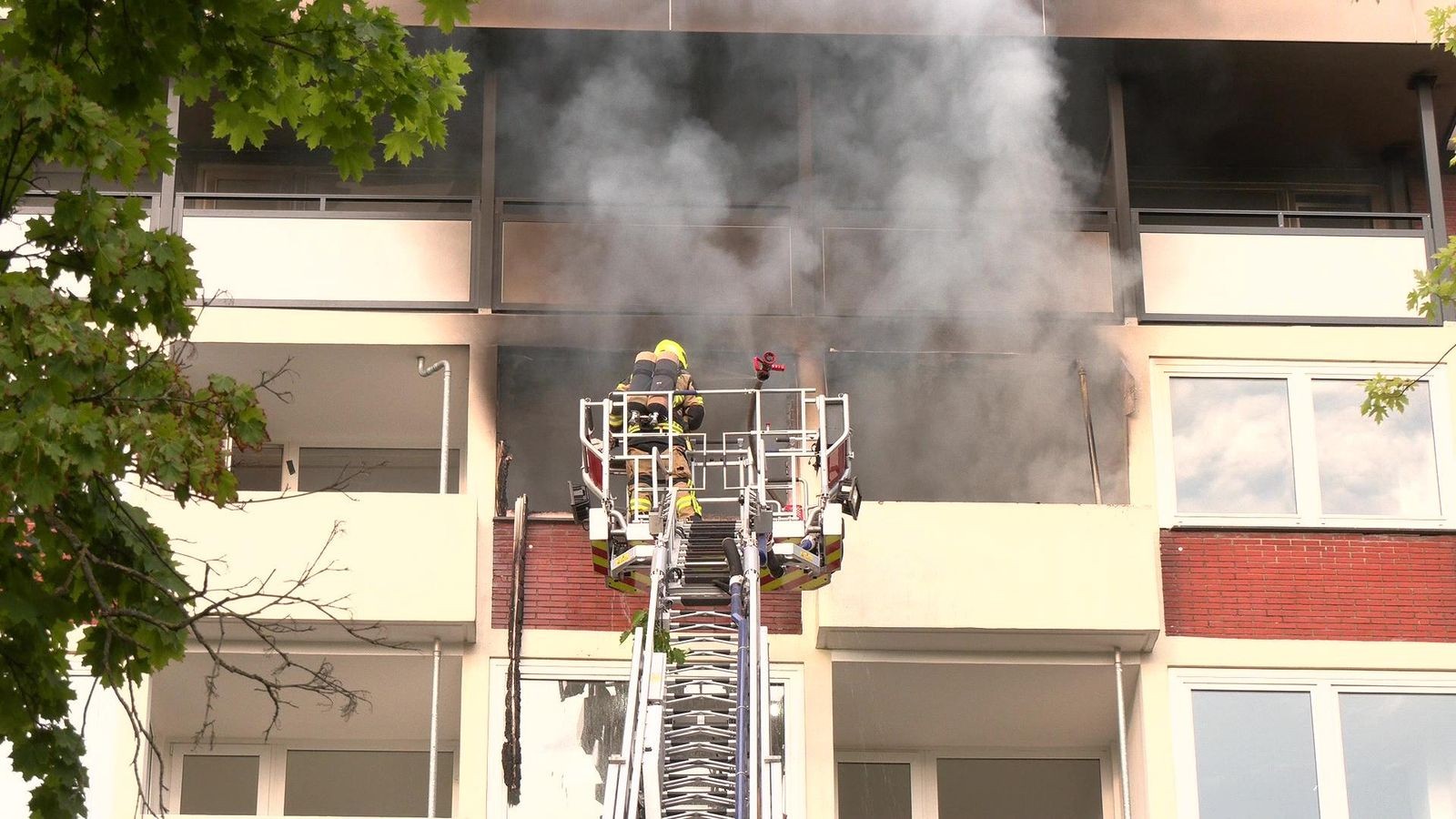 Feuerwehr rettet Menschen vom Balkon
