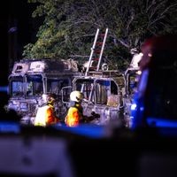 MEHERERE LKW BRENNEN IN DER NACHT IN ERFURT 